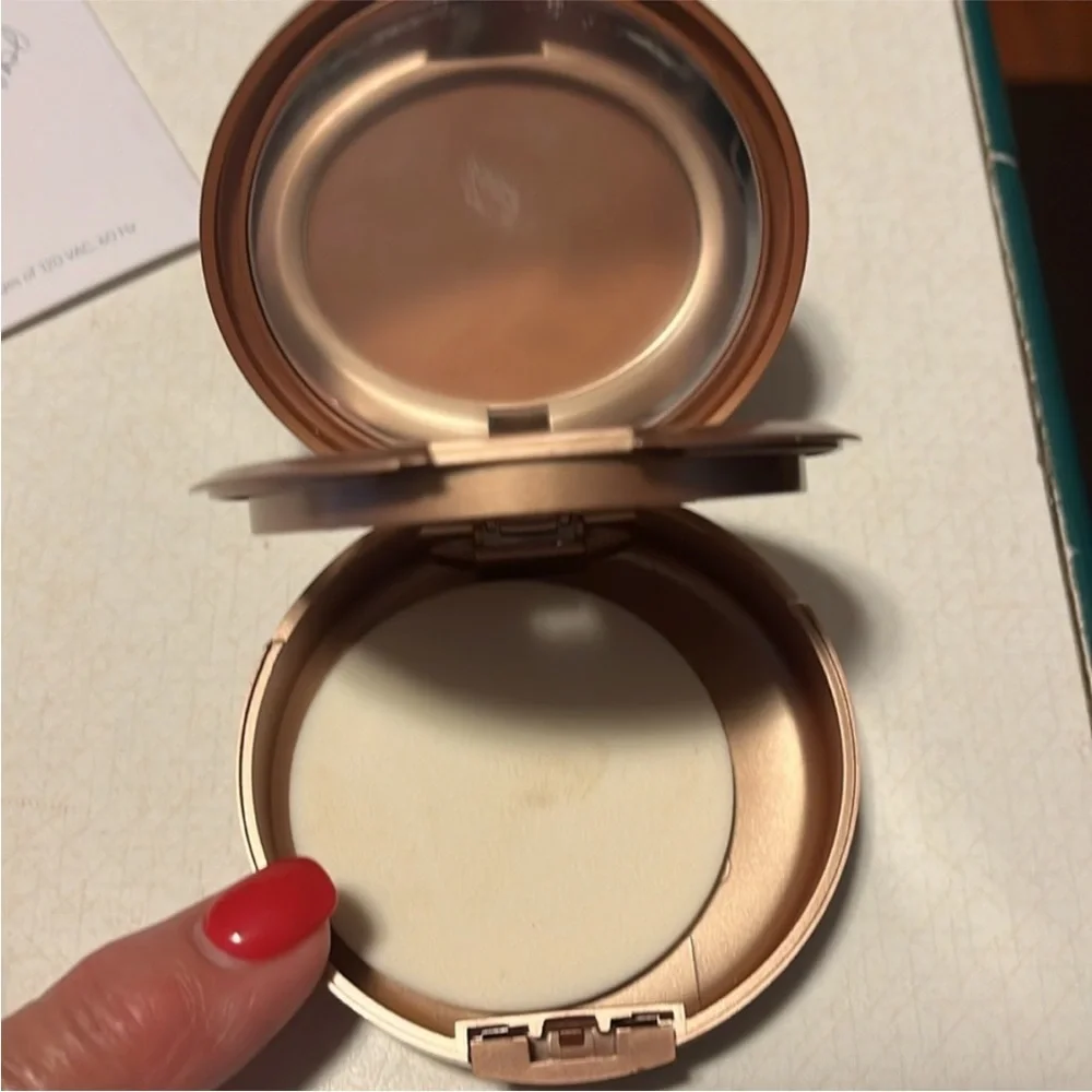 Mally poreless face defender Compact